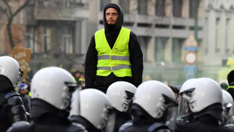 Все меньше "желтых жилетов" выходит на улицы Франции