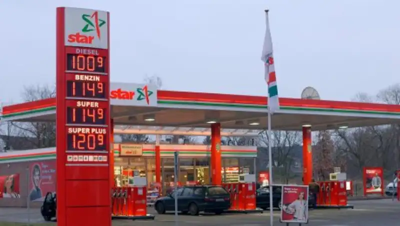 Сколько казахстанского бензина может купить при средней зарплате житель европейской страны