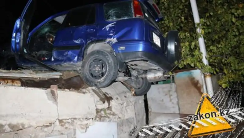 В Алматы водитель Honda снесла забор и угодила в огород частного дома