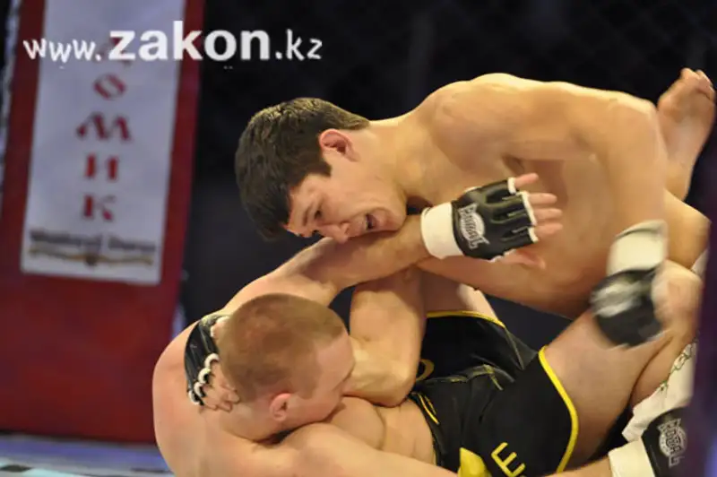 «Атилле» пришла «Смерть». Емельяненко выиграл в Алматы 18 бой в карьере (фото) «Атилле» пришла «Смерть». Емельяненко выиграл в Алматы 18 бой в карьере (фото), фото - Новости Zakon.kz от 22.12.2011 19:31