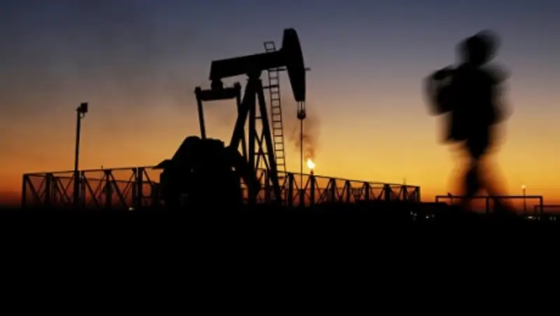 Цены на нефть снижаются на опасениях увеличения переизбытка на рынке