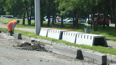 Зачем в Алматы каждый год меняют бордюры, рассказал Досаев, фото - Новости Zakon.kz от 13.07.2023 10:48