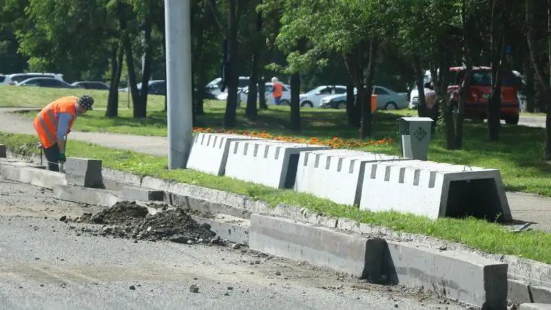 Каждый год меняют: Досаев ответил на жалобы о замене бордюров