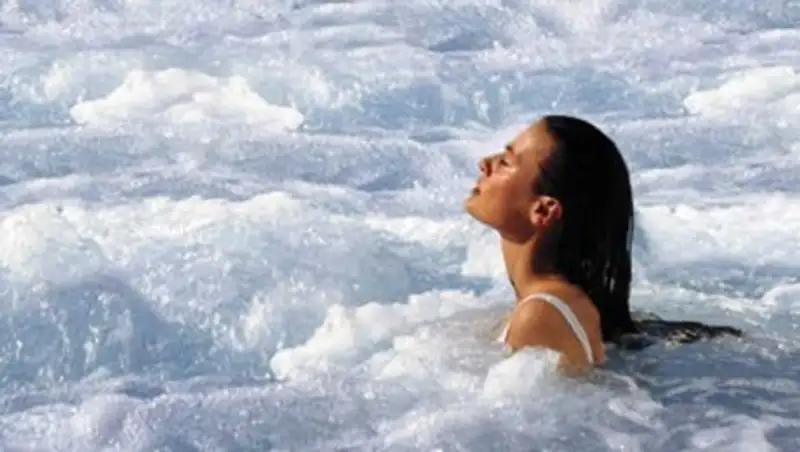 Ученые рассказали, почему купание в море опасно для здоровья