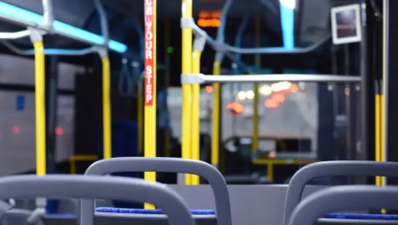 Мужчина обвиняется в изнасиловании девочки в автобусе