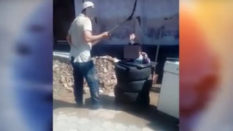 Житель Шымкента объяснил, почему избил лопатой сына