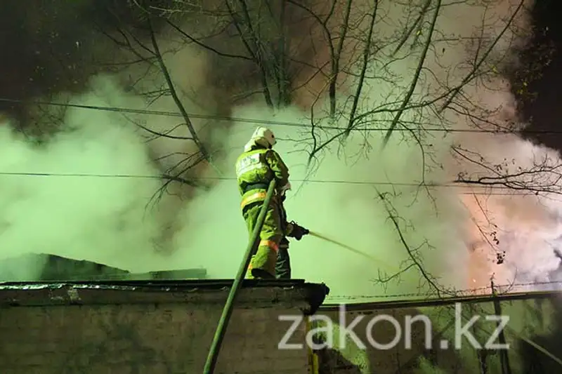В Алматы огонь уничтожил частный запас угля на зиму и автомобиль (фото) В Алматы огонь уничтожил частный запас угля на зиму и автомобиль (фото), фото - Новости Zakon.kz от 06.11.2013 16:38