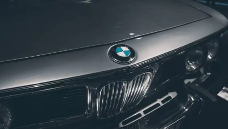 Лихач на BMW без госномеров устроил дрифт в Таразе