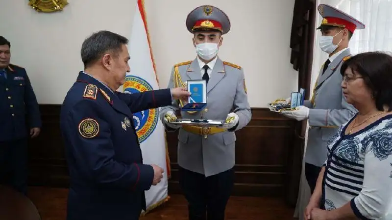 Ахметжанов вручил госнаграду матери погибшего во время январских событий полицейского