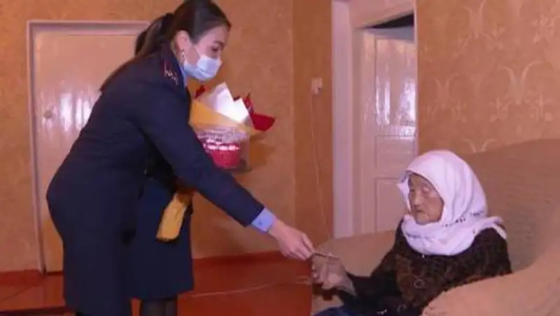 100-летняя жительница Туркестана получила гражданство Казахстана