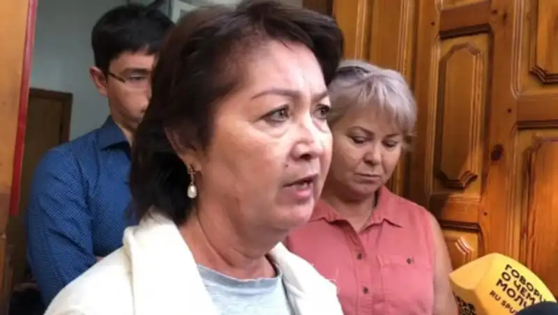 Президент Татарстана подарил авто жене Атамбаева после фото в автобусе