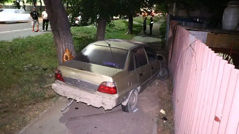 В массовом ДТП в Алматы столкнулись 5 машин, фото - Новости Zakon.kz от 30.06.2023 00:55