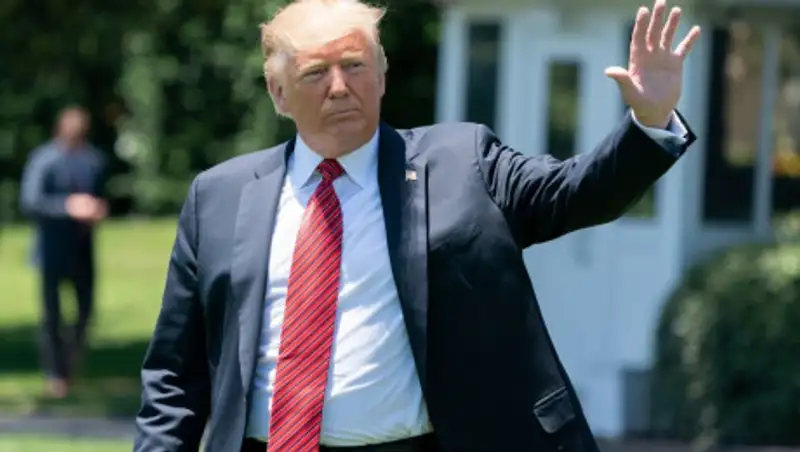 Трамп предложил лечить коронавирус при помощи света