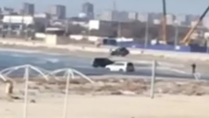 В Актау неизвестные устроили заплыв в море на джипах