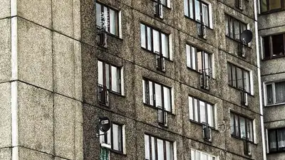 В Уральске студентка находится в тяжелом состоянии после падения с 8 этажа 
