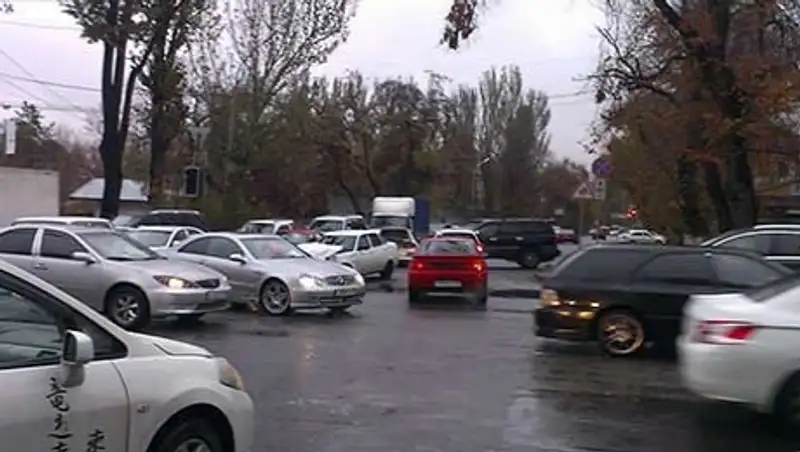 В Алматы утром на ул. Фурманова из-за ДТП образовался коллапс