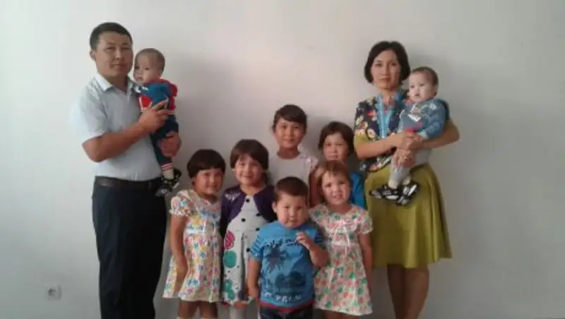 Жительницу ЮКО, родившую близнецов в третий раз наградили подвеской «Алтын ал&#1179;а»