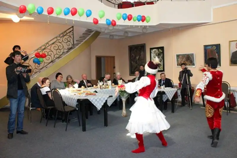 В музее искусств ВКО прошла встреча ветеранов Великой Отечественной войны, фото - Новости Zakon.kz от 11.04.2012 19:30