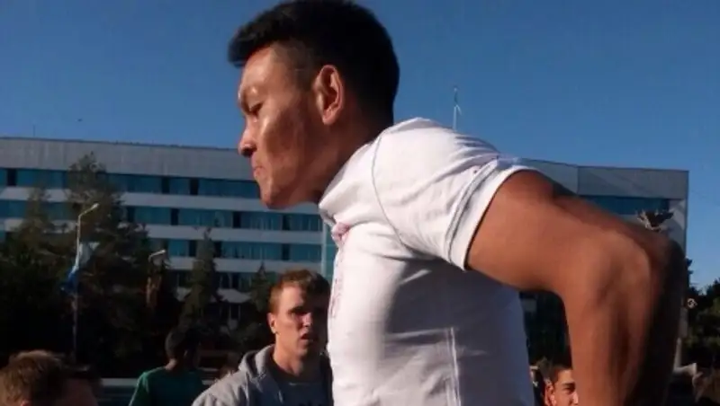 Военнослужащий РК планирует побить мировой рекорд в силовых упражнениях на турнике