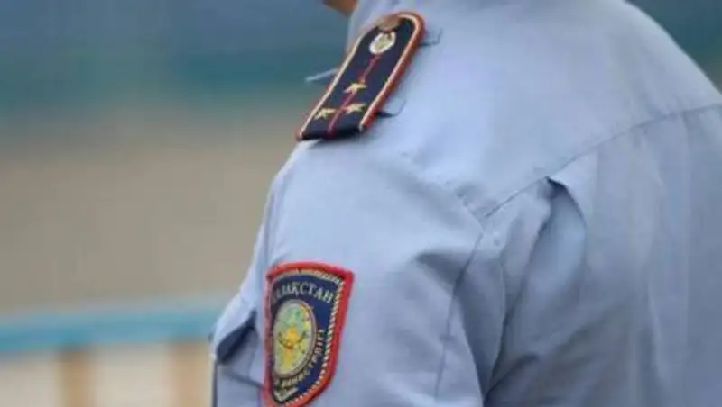 За селфи с подозреваемым был уволен шымкентский полицейский