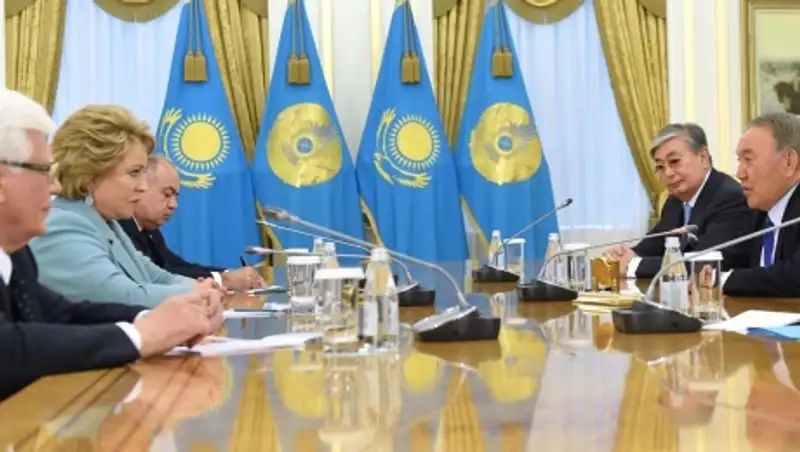 Н. Назарбаев вручил В.Матвиенко Орден «Достык» II степени