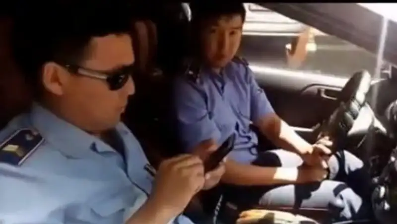 В ЮКО сняли на видео полицейских, не пристегнутых за рулем