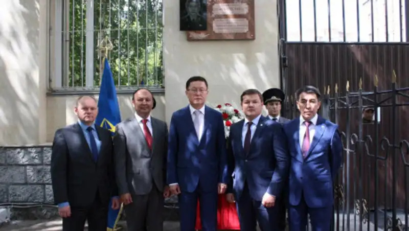 В Павлодаре открыли мемориальную доску памяти ветерана нацбезопасности