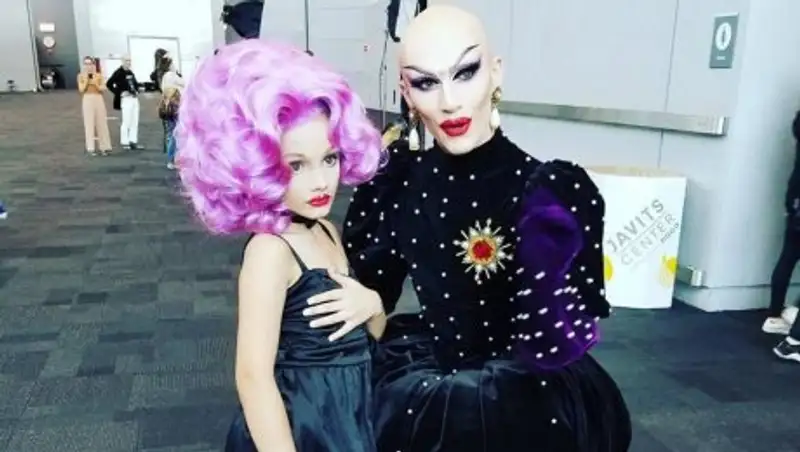 В Сети обсуждают 8-летнего мальчика-трансвестита, который выступает в гей-клубах