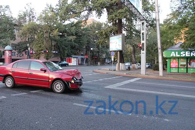 Тойота, водитель которой уснул за рулем, врезалась в Мерседес, купленный 3 дня назад (фото), фото - Новости Zakon.kz от 19.09.2013 18:44