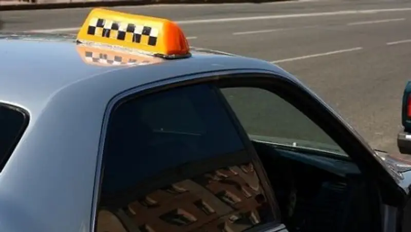 В Омске таксисты вымогали у казахстанца $1200 за поездку до Павлодара