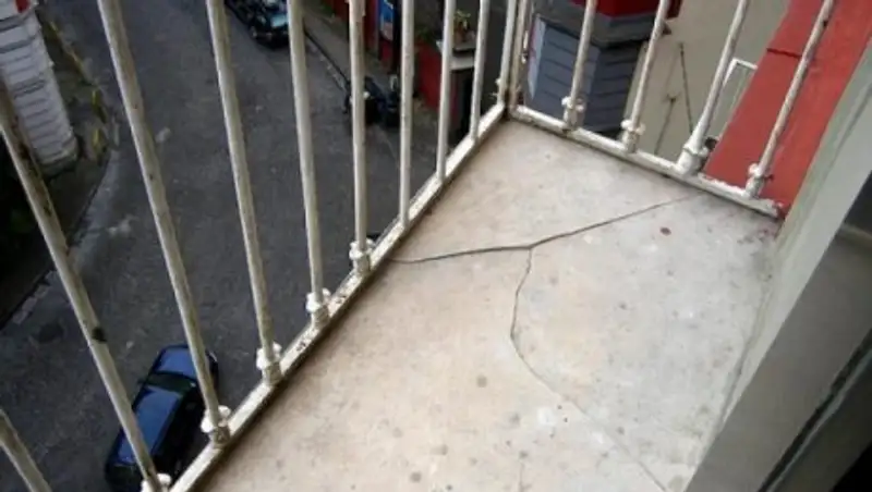 В Костанае с 4 этажа упал парень