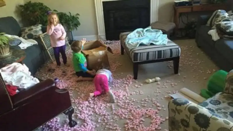 В Казахстане хотят запретить родителям оставлять детей дома одних