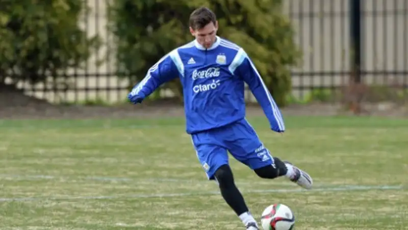 FAI опровергла, что игрокам сборной Ирландии платили, чтобы они не травмировали Месси