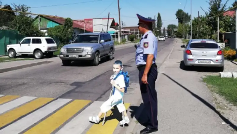 Хулиган ногами разбил макет школьника на пешеходном переходе в Алматинской области