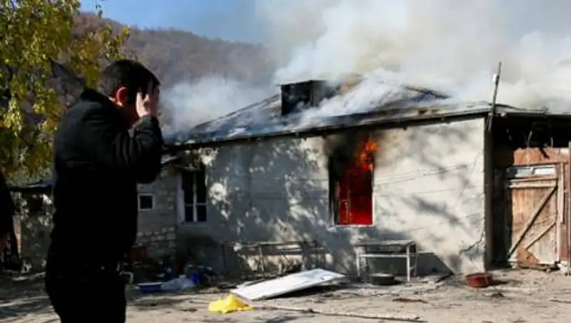 Жители Карабаха покидают и жгут свои дома