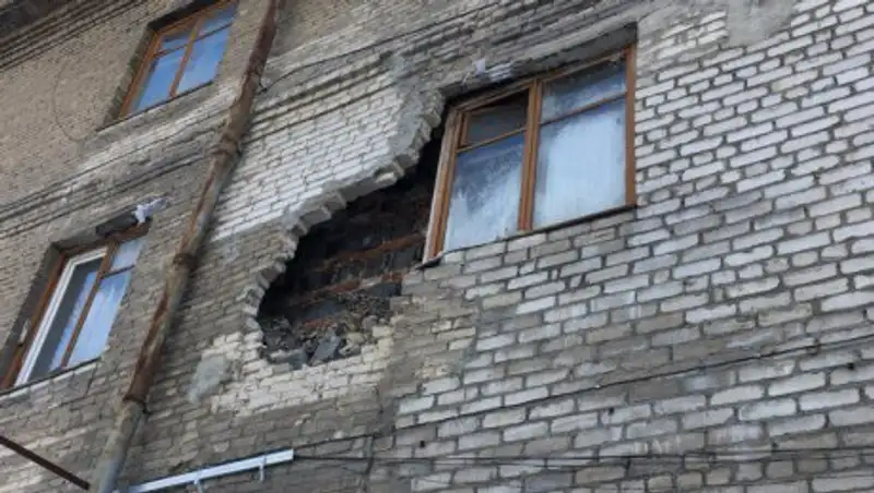 Сто семей в Атырау живут в разваливающемся доме