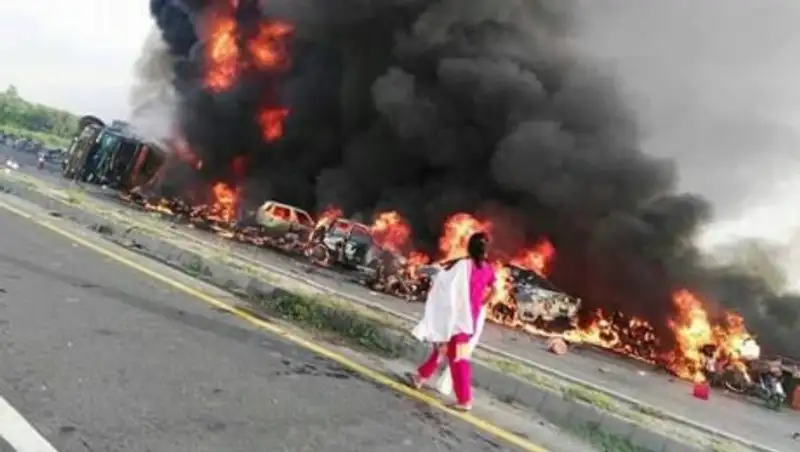 Число жертв возгорания цистерны с топливом в Пакистане достигло 173 человек 