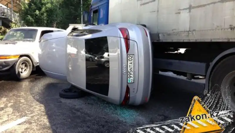 В Алматы грузовик "положил на бок" Audi