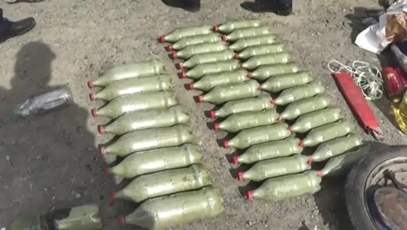 36 бутылок с наркотиками найдено в багажнике жителя Жамбылской области