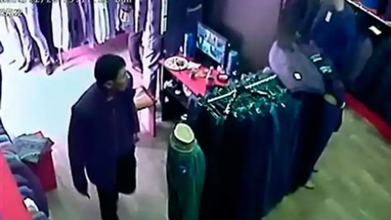 В Шымкенте карманник попал в объектив камеры видеонаблюдения