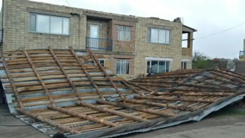 Из-за непогоды сразу несколько зданий остались без крыш в разных регионах страны