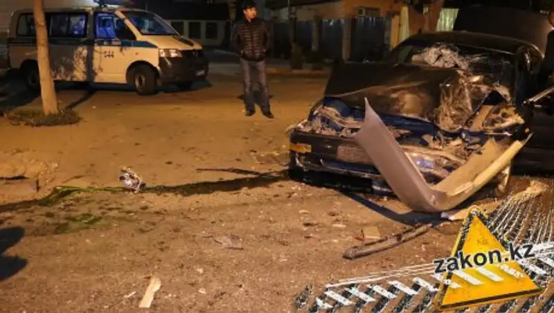 В Алматы водитель Toyota протаранил авто и сбил пешехода