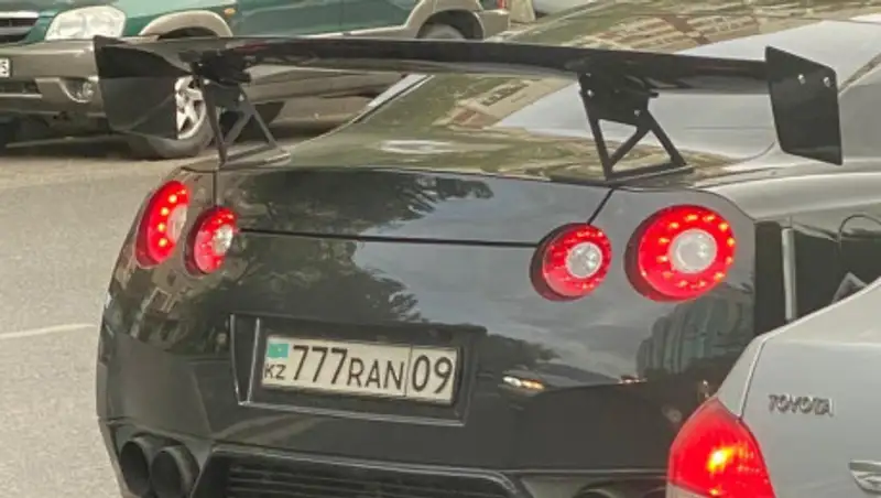 В Алматы водитель прокатил с ветерком ребенка на коленях за рулем спорткара