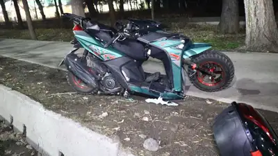 Мопед врезался в Subaru Legacy в Алматы, фото - Новости Zakon.kz от 12.03.2023 01:16