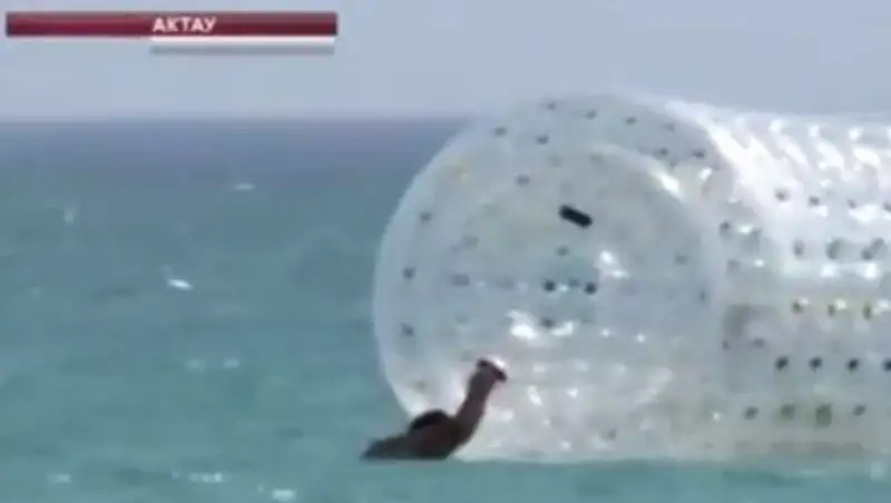  В Актау мужчина спас двух человек, которых унесло в открытое море на надувном шаре