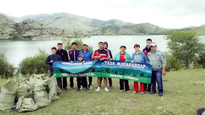 Молодежь ВКО показала отдыхающим пример бережного отношения к природе