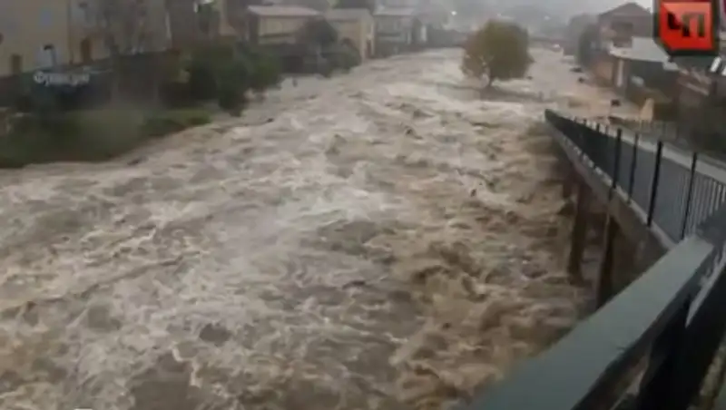 Мощное наводнение топит во Франции города и известные курорты  