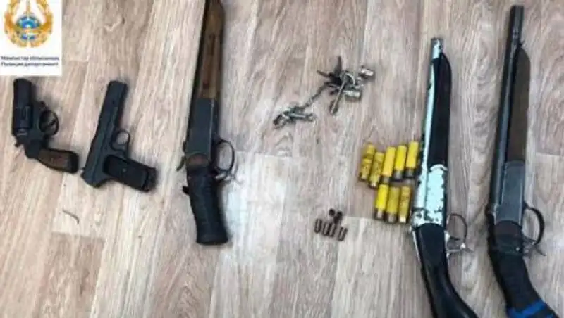 Обрезы, травматы и боеприпасы. В Актау обезвредили вооруженную группу