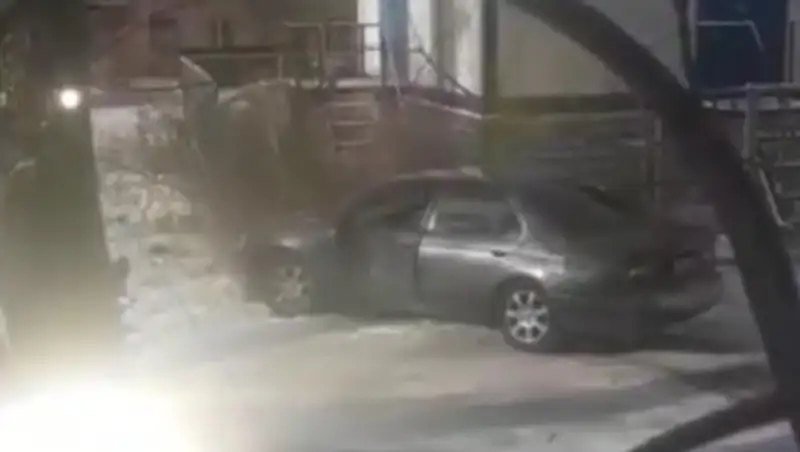 Пьяный водитель снес ограждение в Павлодарской области