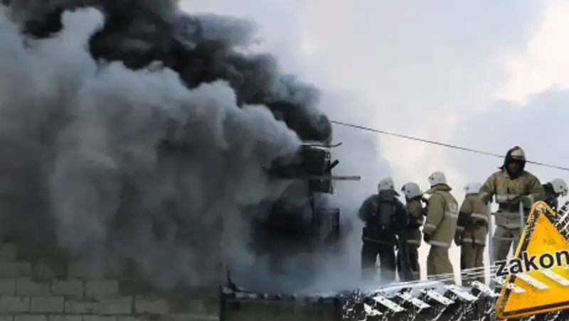 Названа причина сильного дыма от пожара склада в Алматы